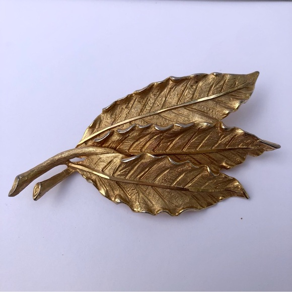 Vintage Leaves Brooch Pin textured gold signed BSK - Picture 1 of 3